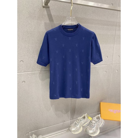 Louis Vuitton embossed jacquard knit crew neck short-sleeve T-shirt, classic design with heavy-duty three-dimensional inlay work that exudes a fashionable and sophisticated feel.